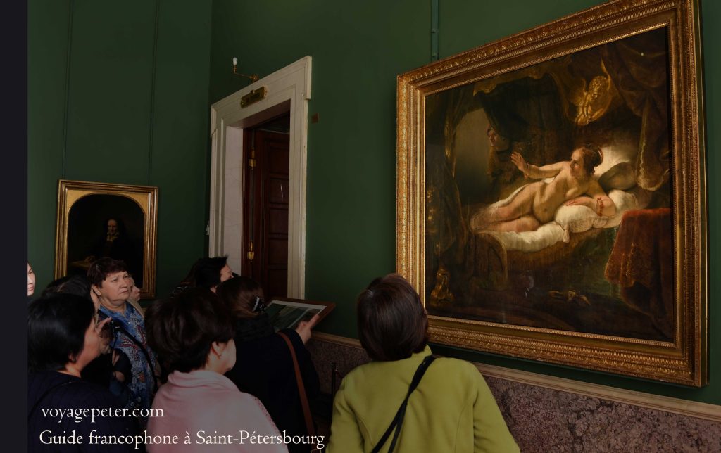 Les visiteurs admirent la beauté exeptionnelle de "Danaé" de Rembrandt