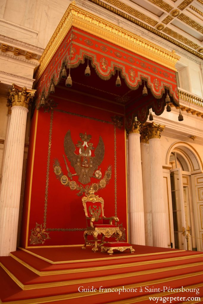 Le trône dans la grande salle du trône, appelée aussi La Salle Saint-Georges