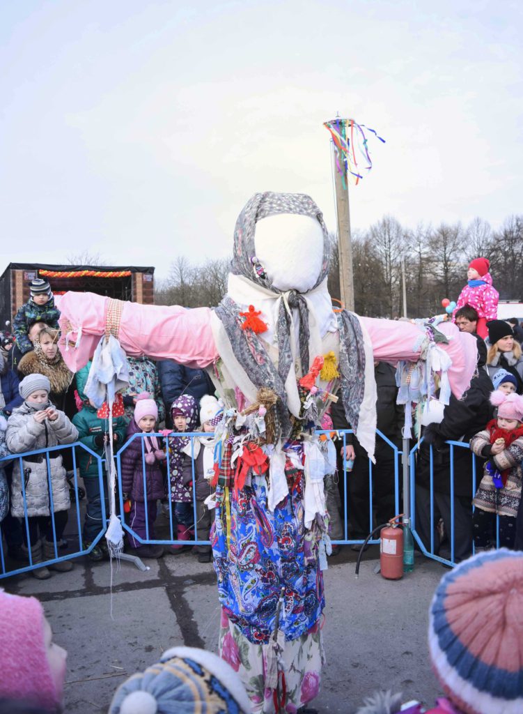 La grande poupée de paille vêtue d’habit traditionnel orné de rubans représente l’hiver qui s’en va